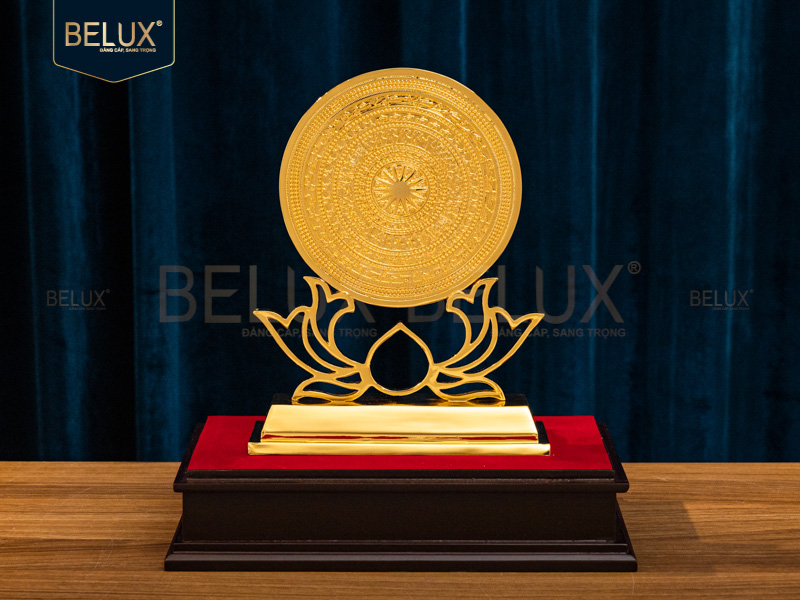 Biểu trưng mặt trống hoa sen mạ vàng 24k các kích thước